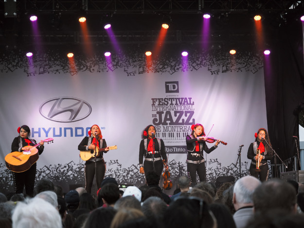 all female band playing live music