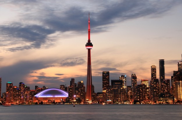 the CN tower and Toronto skyline at night