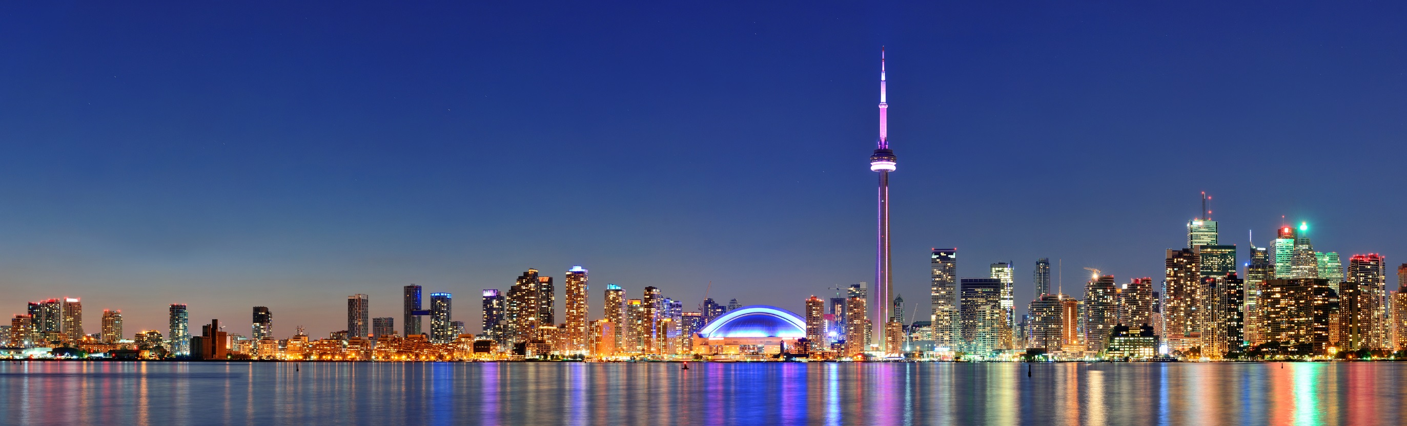 the Toronto skyline lit up at night